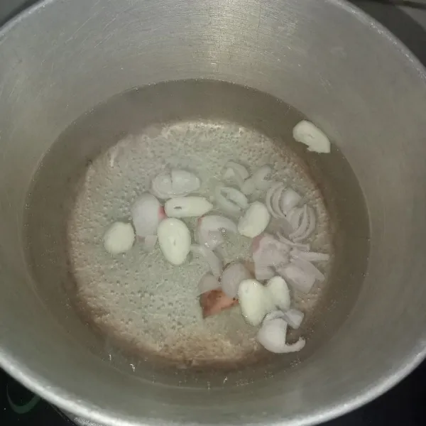 Rebus air hingga mendidih, lalu masukkan lengkuas, irisan bawang merah, dan bawang putih.