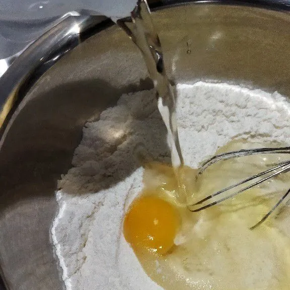 Masukan telur dan tuang air secara bertahap