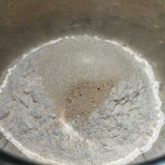 Campur tepung, gula pasir dan ragi instan. Aduk agar tercampur rata