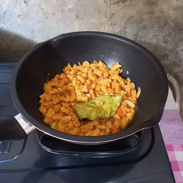 Bumbui dengan garam, gula, penyedap, dan kecap manis. Aduk sampai rata. Masak sampai air agak menyusut.