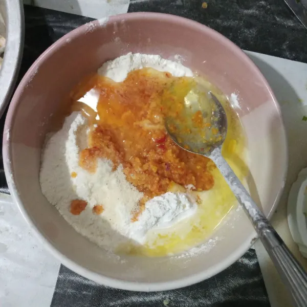 Campurkan tepung terigu, tepung beras, tepung tapioka, garam, kaldu bubuk, bumbu halus, dan putih telur, lalu aduk rata.