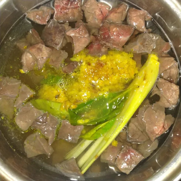 Masukkan irisan paru dan daging ke dalam kaldu, lalu masukkan bumbu soto. Kemudian beri penyedap rasa dan biarkan hingga mendidih.