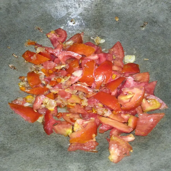 Masukkan tomat, masak hingga setengah layu.