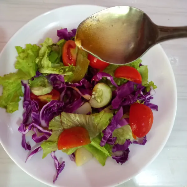 Potong dan iris sayuran, siram dengan salad dressing.