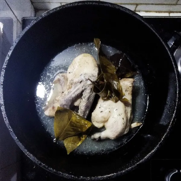 Potong-potong bebek sesuai selera, cuci bersih, lalu rebus bebek sebentar dengan daun salam dan garam. Angkat dan buang airnya.