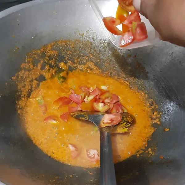 Tambahkan potongan tomat, lalu aduk rata dan cicipi rasanya.