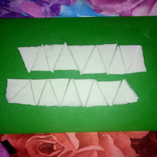 Setelah selesai, pipih kan adonan lalu bagi dua. Lalu aku bentuk segitiga.