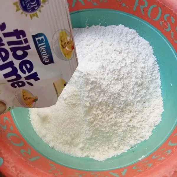 Campur tepung terigu, tepung beras, fiber creme, gula pasir, dan garam.