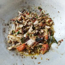Masukan tongkol yang sudah disuir, aduk hingga rata. Tambahkan bumbu seperti gula, garam, lada, dan penyedap. Tambahkan air sedikit lalu aduk.