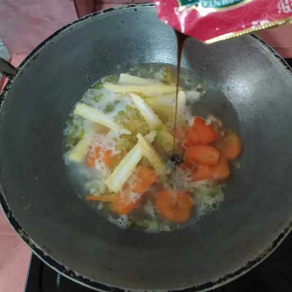 Tuang air, lalu masukkan wortel dan baby corn. Masak hingga empuk, kemudian bumbui dengan saus tiram, lada bubuk, gula, dan garam.
