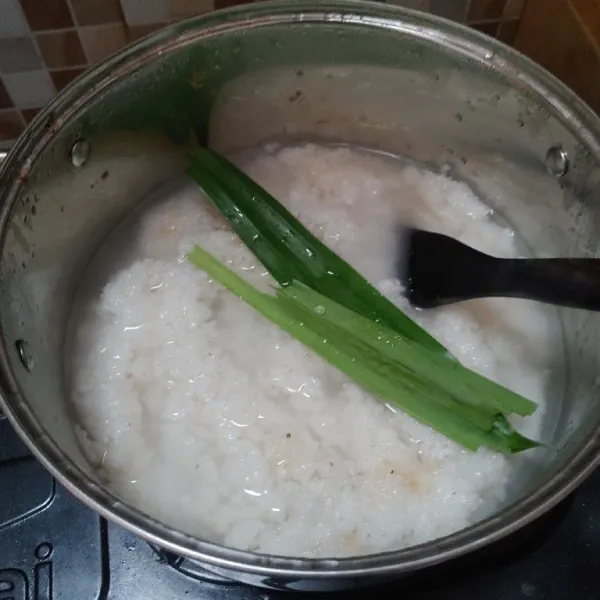 Masukkan beras ketan ke dalam panci, tambahkan air, garam, dan santan. Masak hingga bubur matang, lalu ambil secukupnya bubur warna putih. Kemudian tambahkan sedikit air dan masukkan daun pandan.