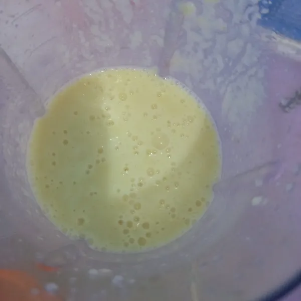 Tuang susu, kemudian blender hingga halus.