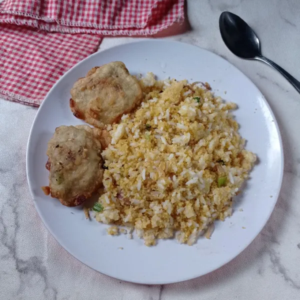 Pindahkan ke piring, kemudian sajikan dengan tempe goreng tepung.