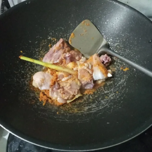 Masukkan ayam, aduk-aduk hingga berubah warna.