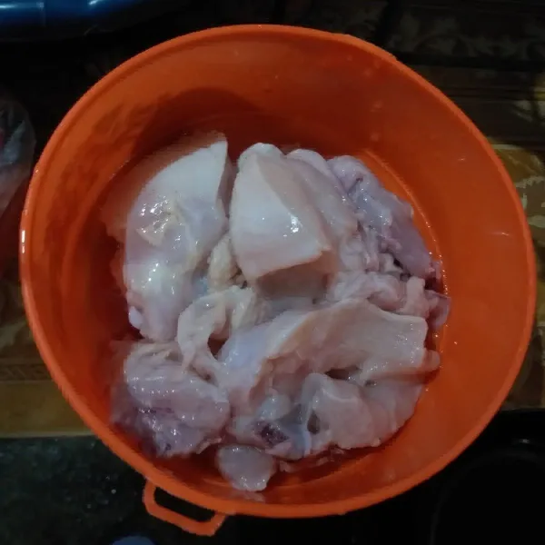 Cuci bersih ayam kemudian lumuri dengan air perasan jeruk nipis.