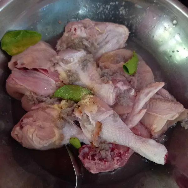 Baluri ayam dengan parutan lengkuas, garam, penyedap rasa, dan daun jeruk, lalu aduk merata dan diamkan selama 30 menit.