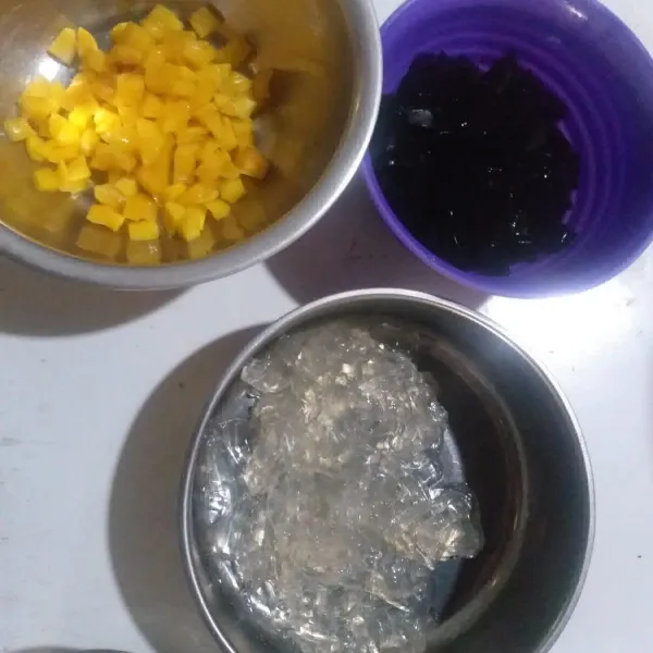 Potong buah nangka dan cincau hitam.
