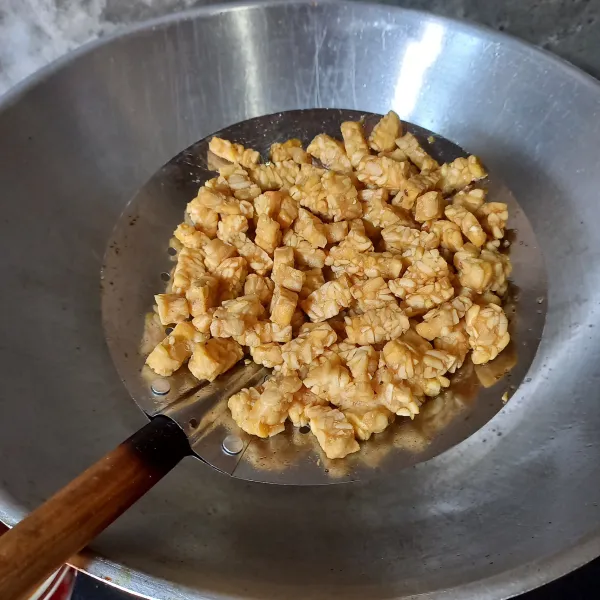 Potong-potong tempe dan goreng sampai kecoklatan.