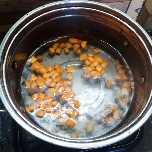 Didihkan air di panci, kemudian masukkan wortel. Tunggu sampai setengah matang.