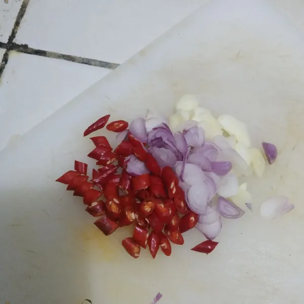 Iris bawang merah,bawang putih dan cabainya.