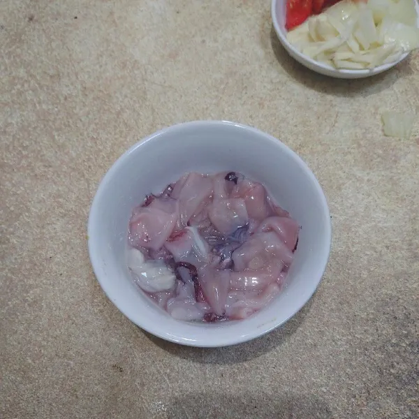 Bersihkan cumi-cumi dan buang kulit serta tintanya, kemudian sisihkan.