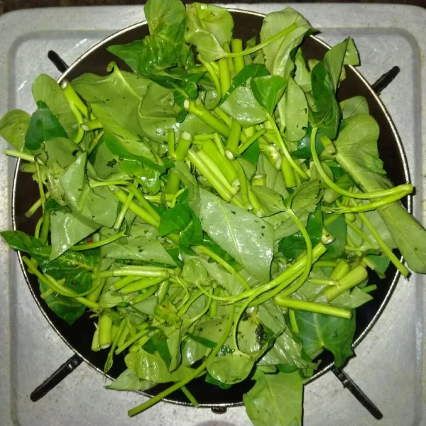 Kemudian masukkan kangkung.