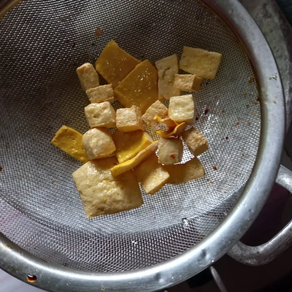 Goreng tahu sampai kering, lalu angkat.