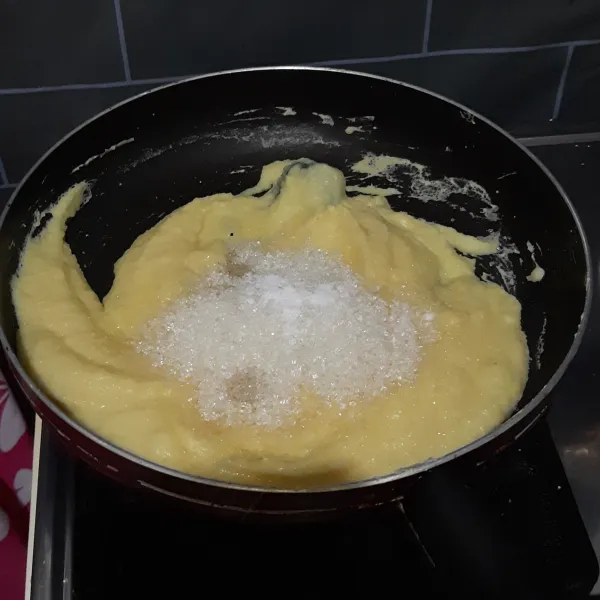 Rendam kacang hijau semalam lalu rebus 10 menit tutup rapat,setelah dingin blender bersama santan dan air hingga halus kemudian masak tambahkan gula dan garam masak hingga kalis,setelah dingin bentuk bulatkan kecil².