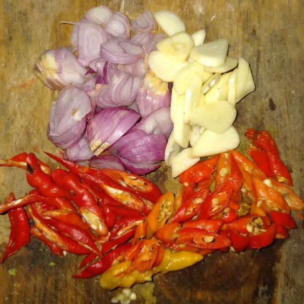 Iris bawang merah, bawang putih, cabai merah keriting, dan cabai rawit.