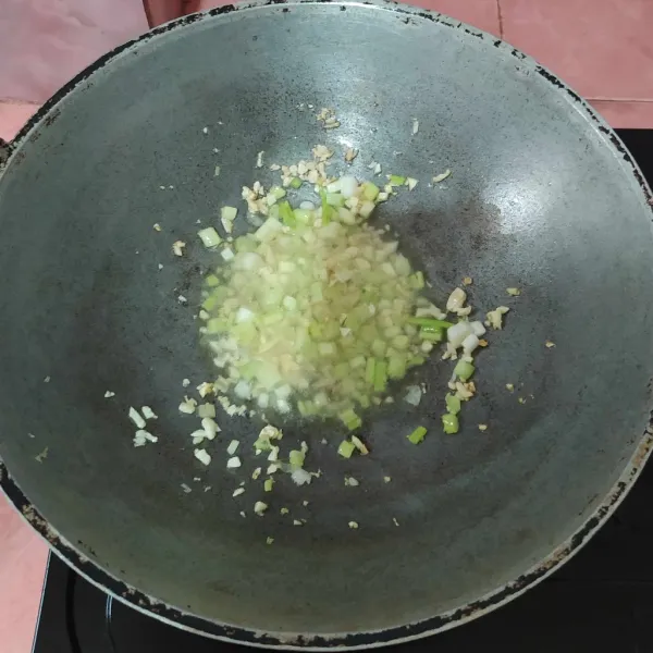 Tumis bawang putih cincang hingga harum, lalu masukkan irisan daun bawang.