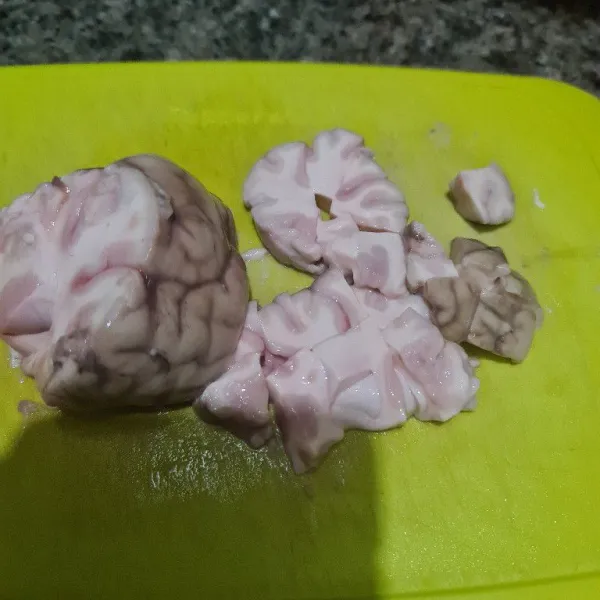 Cuci bersih otak sapi. Letakkan di mangkuk tahan panas, tambahkan daun salam. Panaskan kukusan lalu kukus otak sapi tersebut selama 30 menit. Angkat lalu dinginkan. Potong-potong otak sapi.