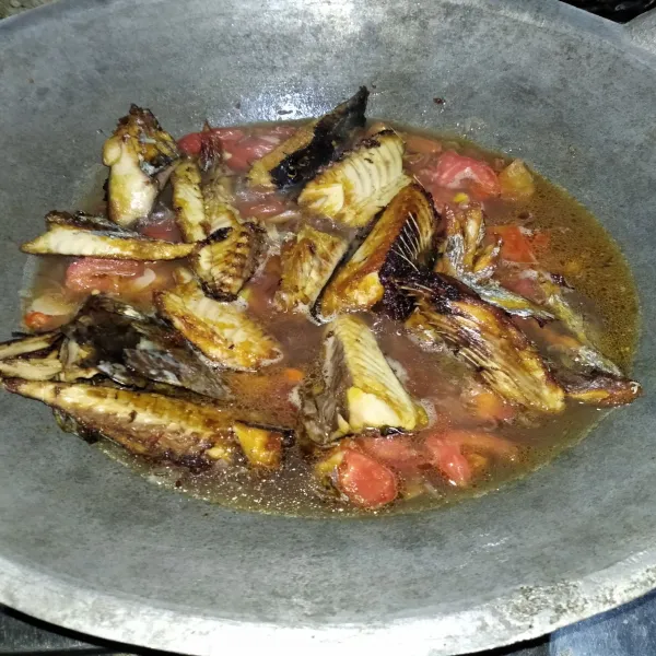 Masukkan pindang, masak hingga kuah meresap ke dalam pindang, koreksi rasa dan pindang siap disajikan.