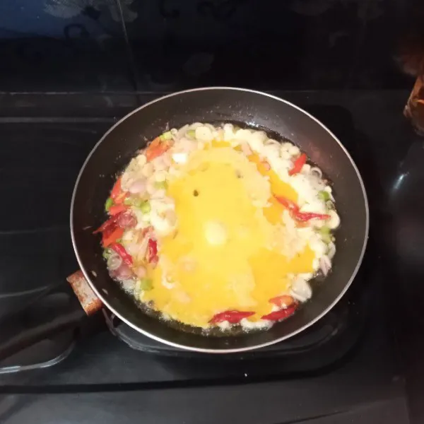 Masukkan telur dan masak setengah matang.