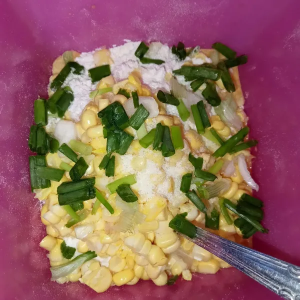 Masukkan potongan daun bawang.