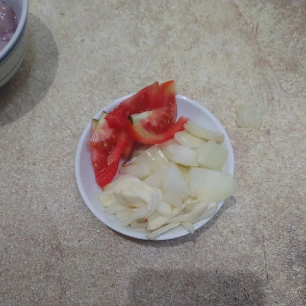 Siapkan bumbu terlebih dahulu, kemudian cuci bersih semua bahannya. Lalu iris tipis untuk bawang putih dan potong dadu untuk bawang bombay.