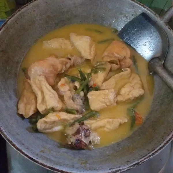 Masuk ayam masak hingga air menyusut masukkan bumbu pelengkap, kecap aduk rata koreksi rasa.