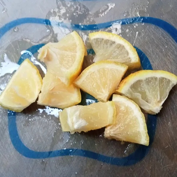 Potong-potong lemon dan buang bijinya.