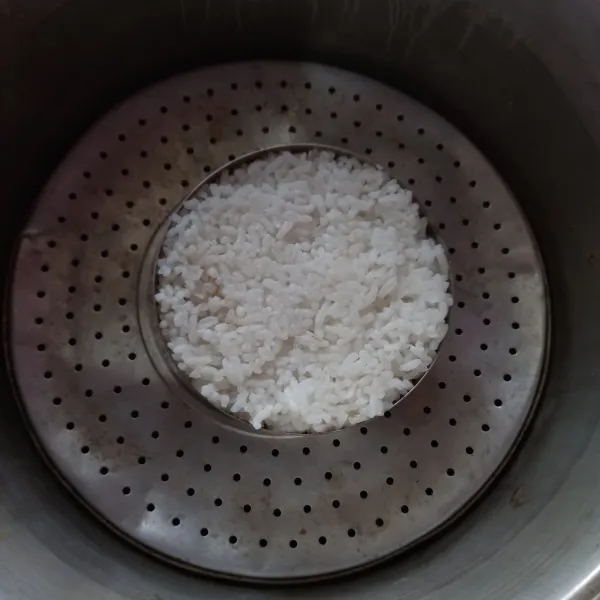 Masukkan nasi ke dalam mangkuk, tekan dan padatkan. 
Siram dengan kaldu dan kukus selama 20 menit.