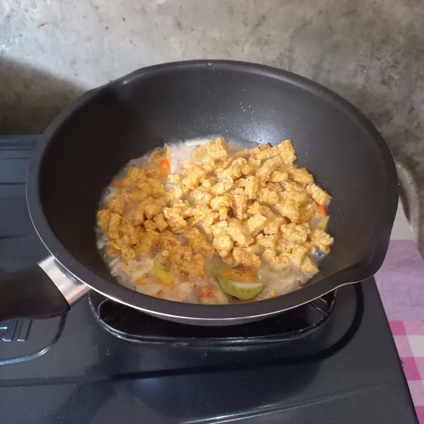 Masukkan tempe yang sudah digoreng.