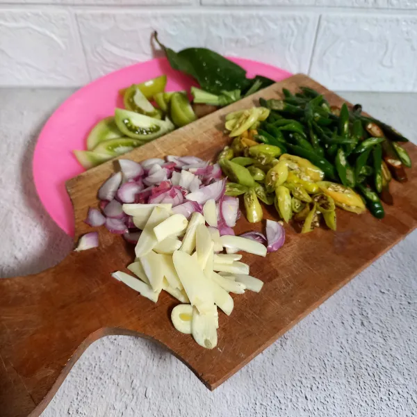 Siapkan bumbu iris, bumbu cemplung, dan iris tomat hijau.