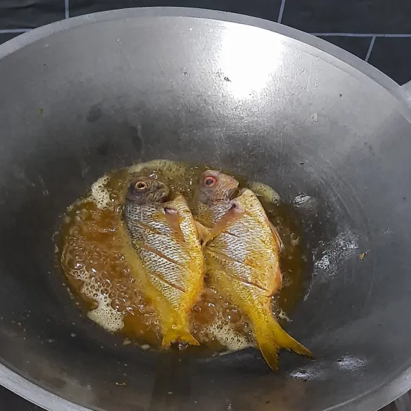 Marinasi ikan selama 20 menit, kemudian goreng.