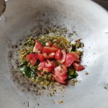 Tambahkan tomat yang sudah dipotong kecil. Tumis hingga sedikit layu.