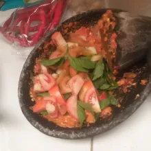 Iris2 tomat, siangindaun kemangi, sobek2 daun jeruk. Tambahkan garam. Aduk rata