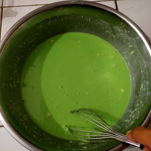 Masukan pasta pandan, aduk lagi hingga tercampur rata. Lalu diamkan selama 45 menit.