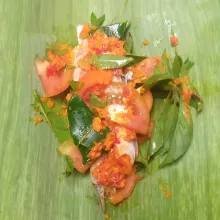 Campur bumbu dan ikan. Kemudian ambil secukupnya, bungkus dg daun pisang