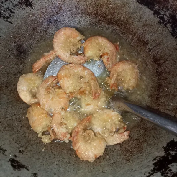 Kemudian angkat dan tiriskan udang.