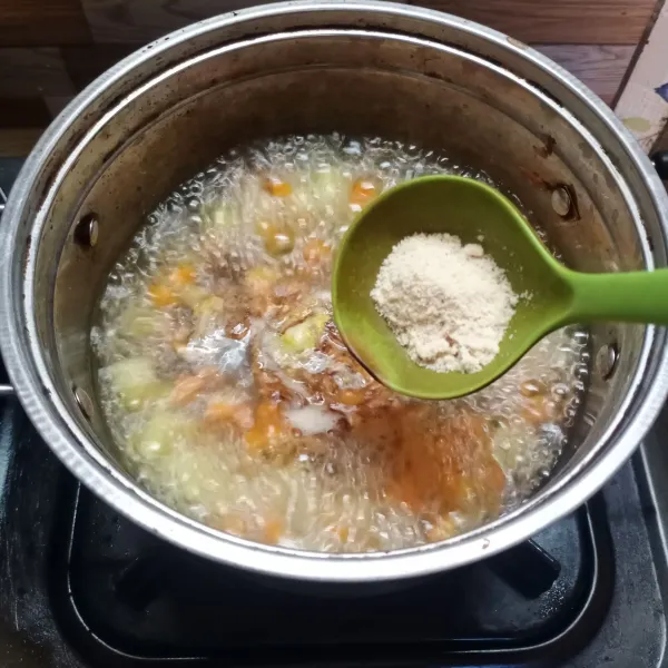 Kemudian masukkan bumbu sup instan, garam, dan kaldu bubuk. Lalu aduk rata dan cicipi rasanya.