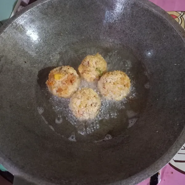 Panaskan minyak, lalu goreng hingga kekuningan. Kemudian siap disajikan.