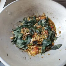 Masukan daun kemangi, aduk dan koreksi rasa. Jika sudah matang dan pas, masakan siap disajikan.