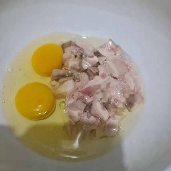 Masukkan otak sapi ke dalam mangkok, beri telur ayam.